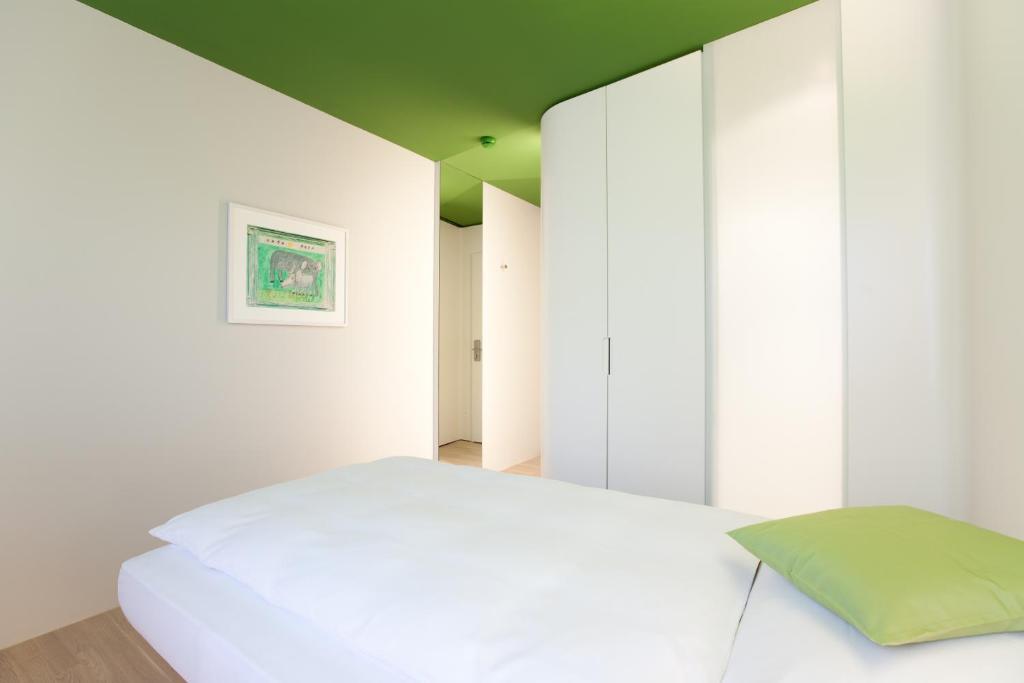 Single Room with Balcony,685180788:JPEG