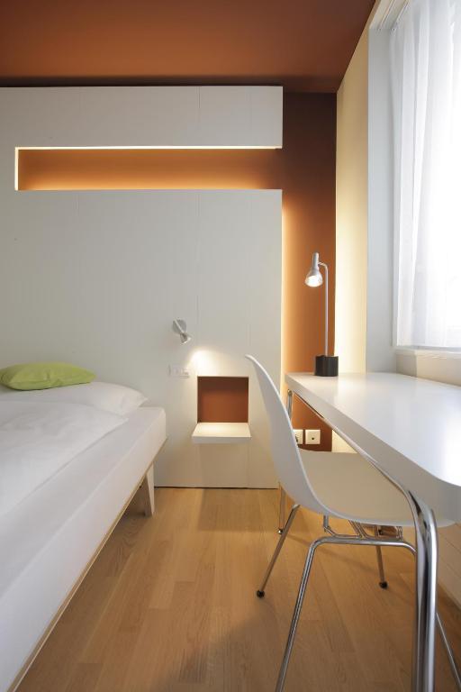 Single Room,685182471:JPEG