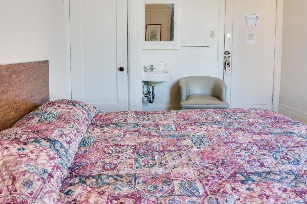 Doppelzimmer mit 2 Doppelbetten und Gemeinschaftsbad