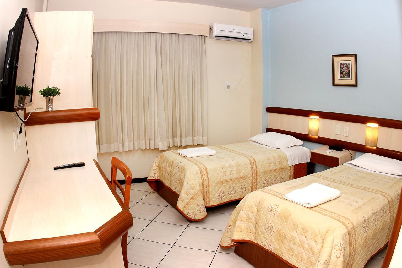 Quarto com 2 Camas de Solteiro