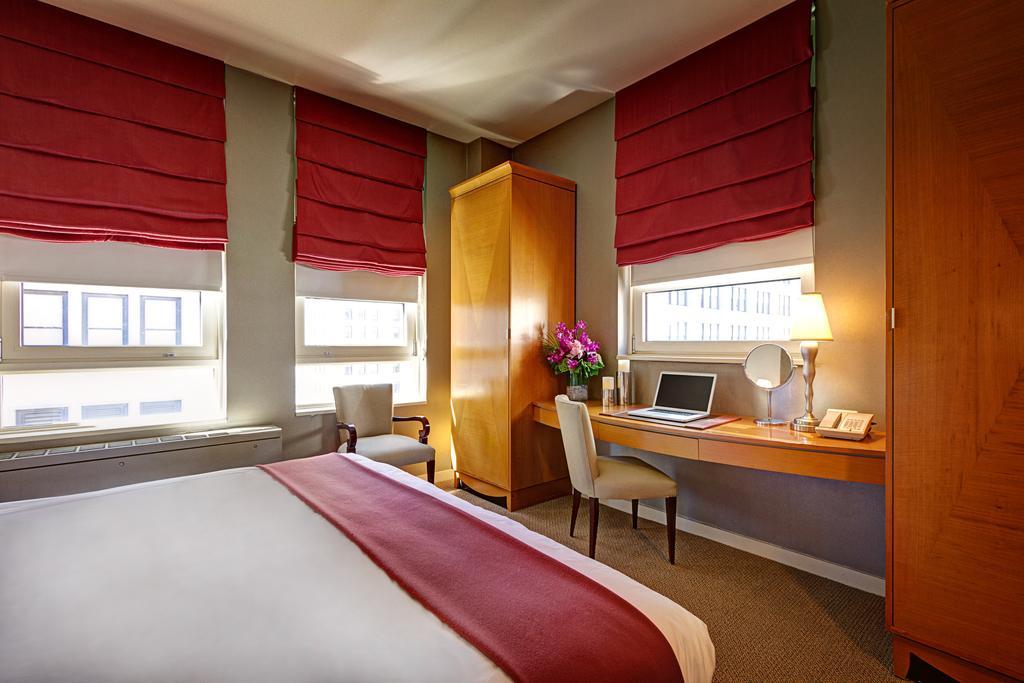 Suite con cama grande y balcón