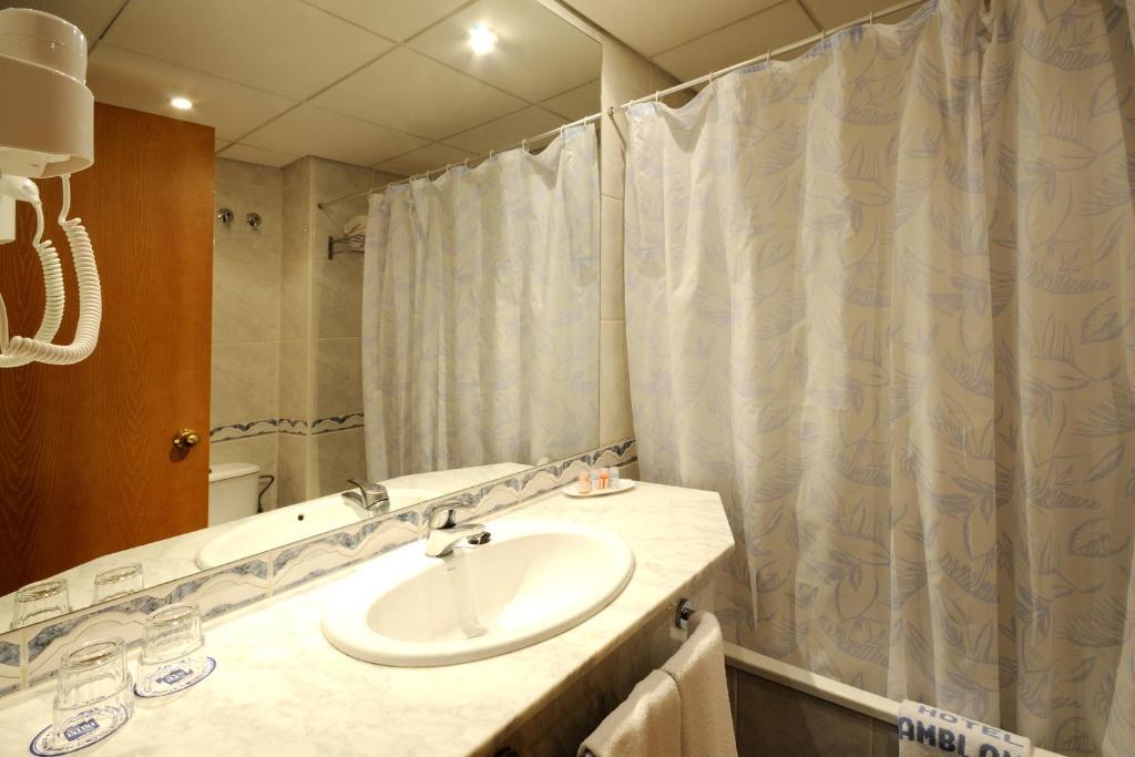 Double or Twin Room with Partial Sea View