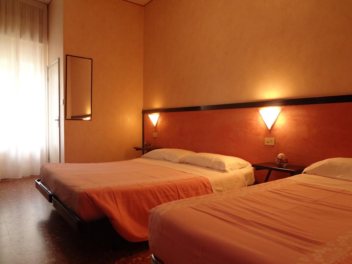Camera Matrimoniale/Doppia con Letti Singoli con Letto Supplementare
