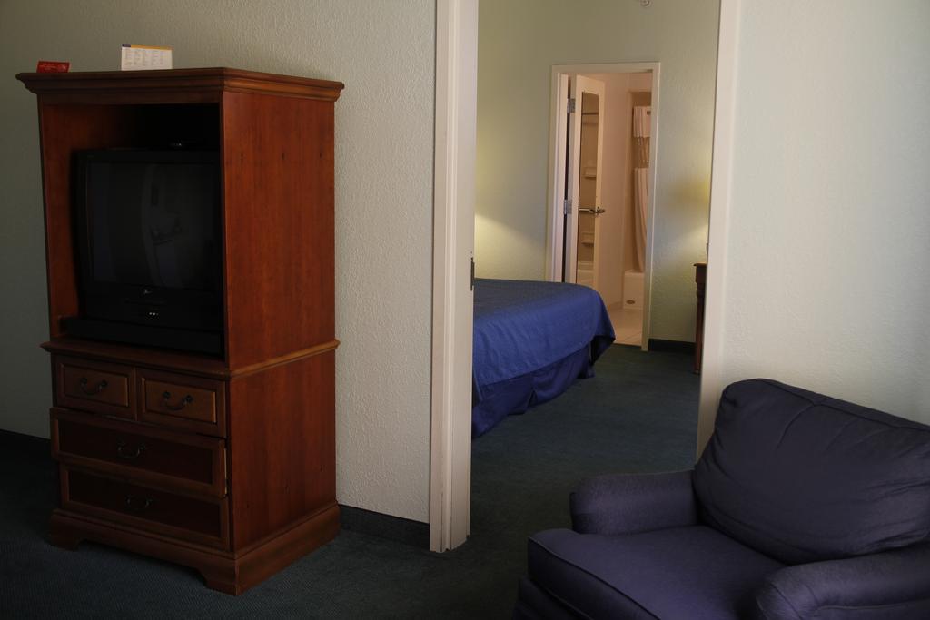 King Suite - Non-Smoking