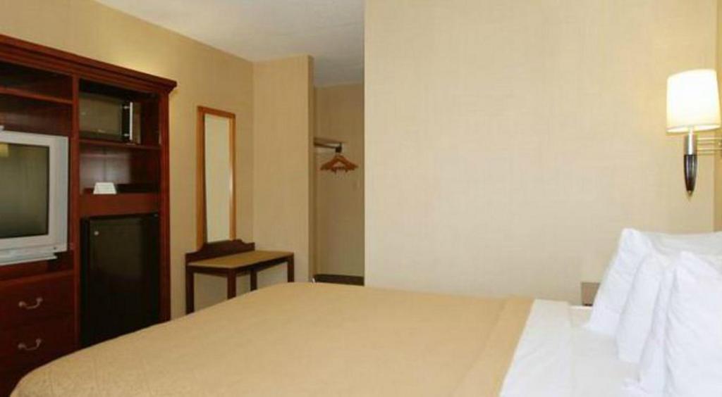 Queen Room - Non-Smoking