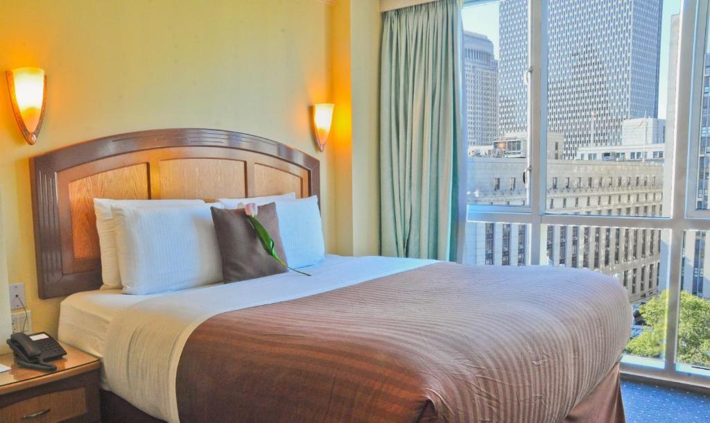 Deluxe King Suite Park View