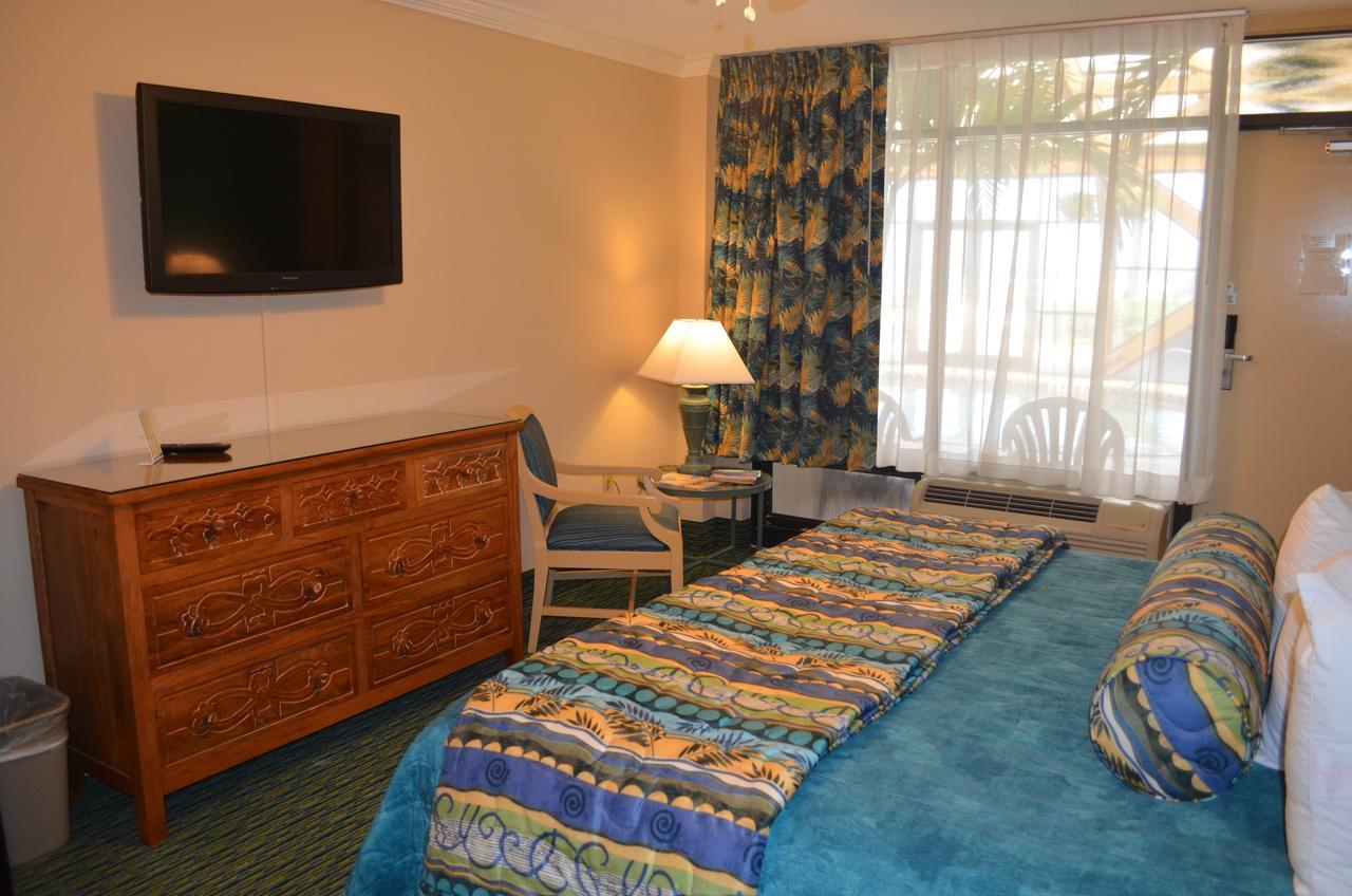 King Room with Pool View - Non-Smoking