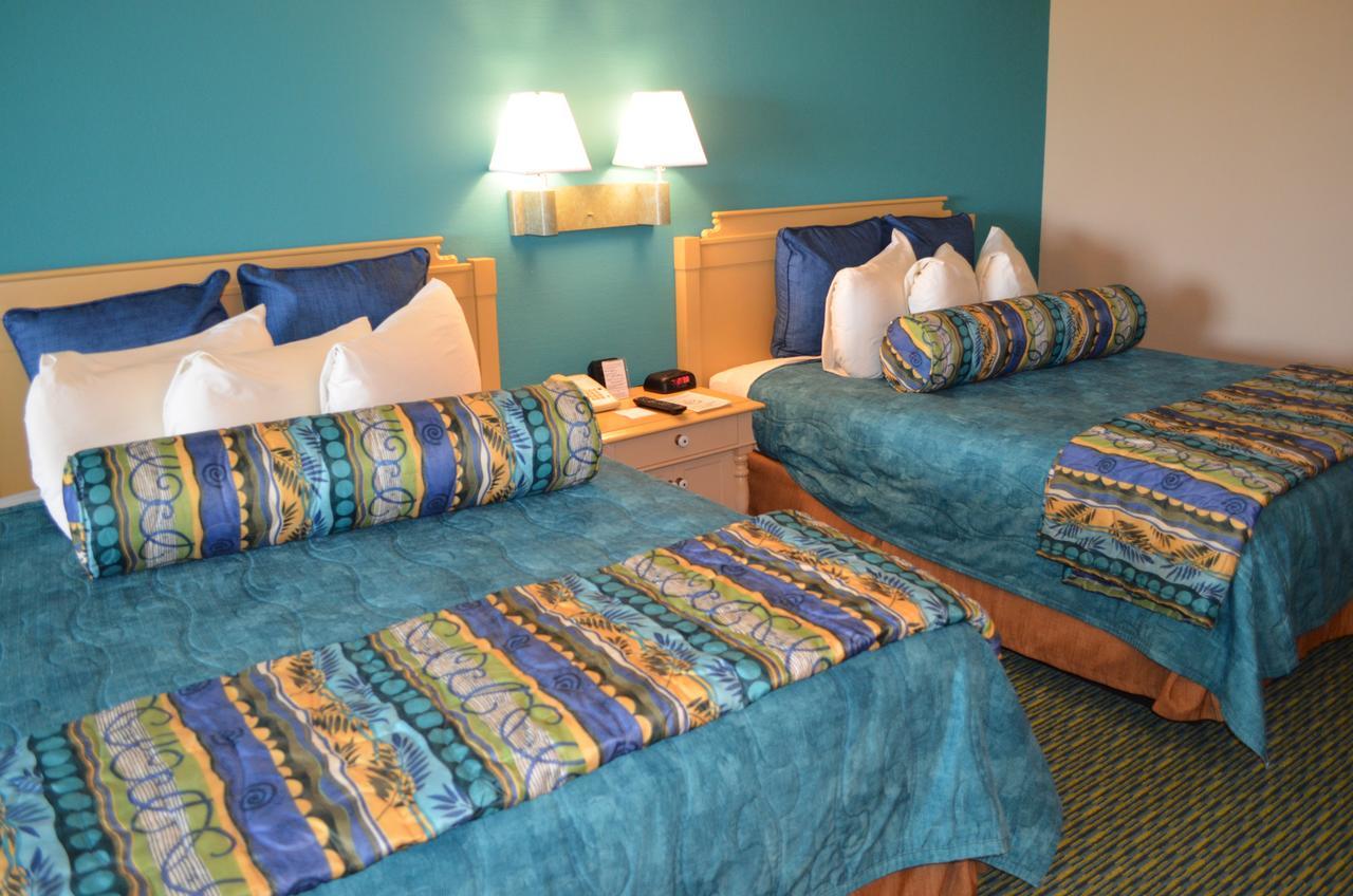 Deluxe Queen Room with Oceanfront View - Non-Smoking