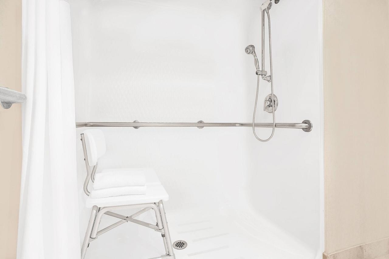 King Room with Lake View - Mobility Access/Non-Smoking