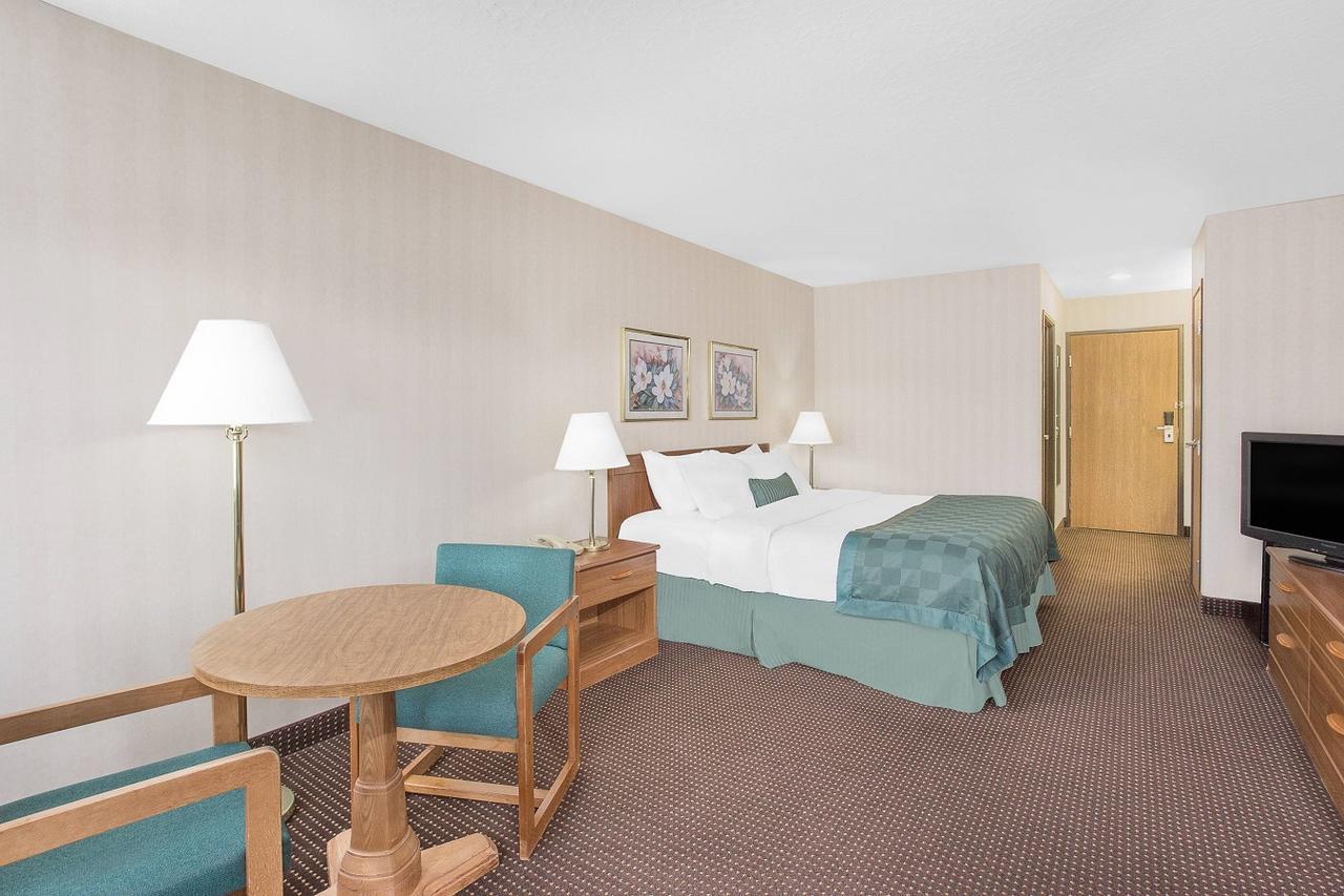 King Room with Parking Lot View - Non-Smoking