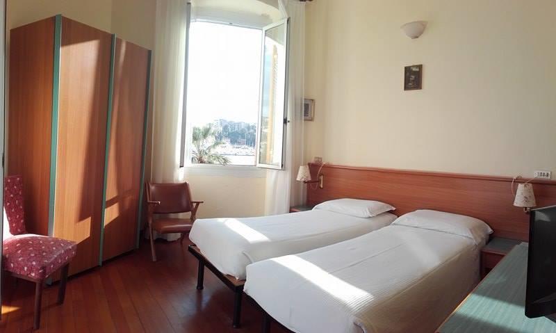 Doppel- oder Zweibettzimmer mit Meerblick und eigenem Bad im Zimmer