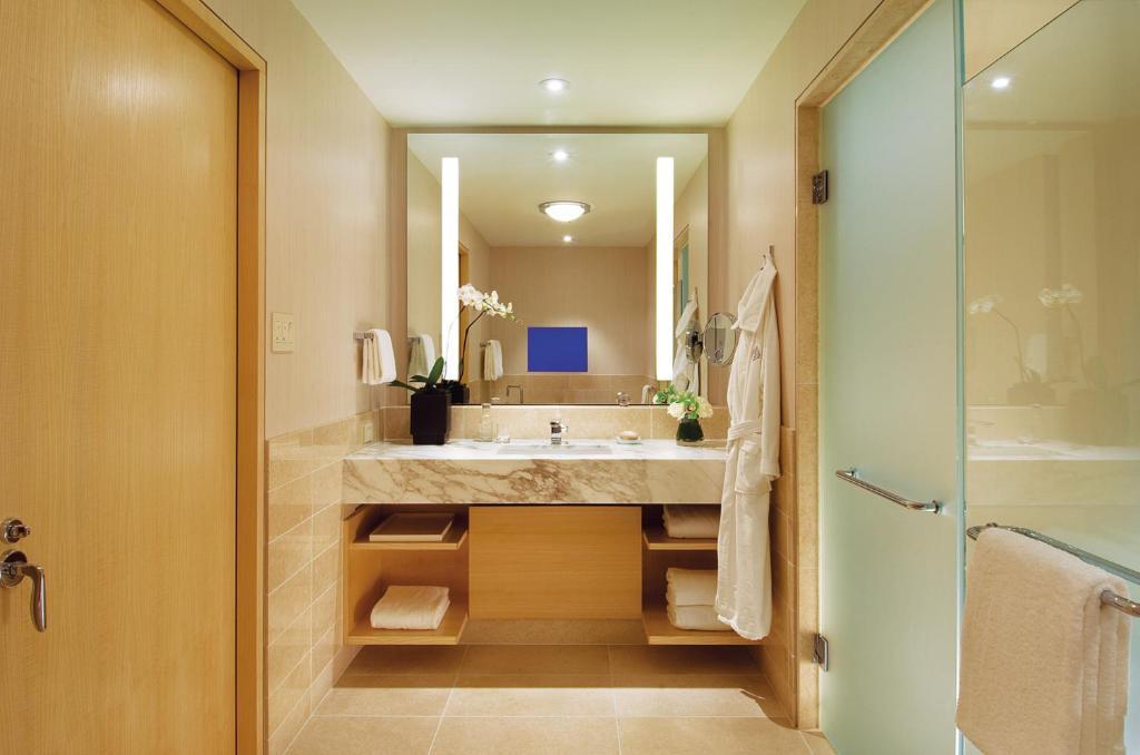 Zimmer mit Kingsize-Bett – Blick auf Seattle