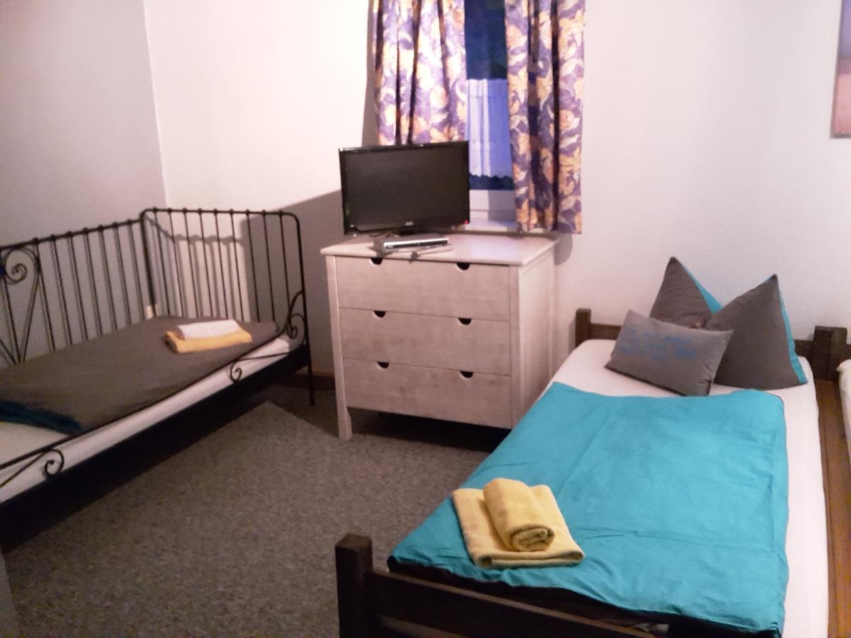 Dreibettzimmer mit Dusche