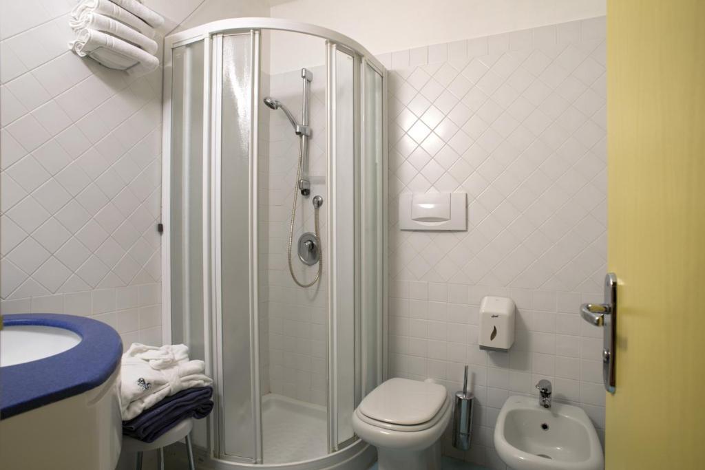 Junior Suite Shower,65574484:JPEG