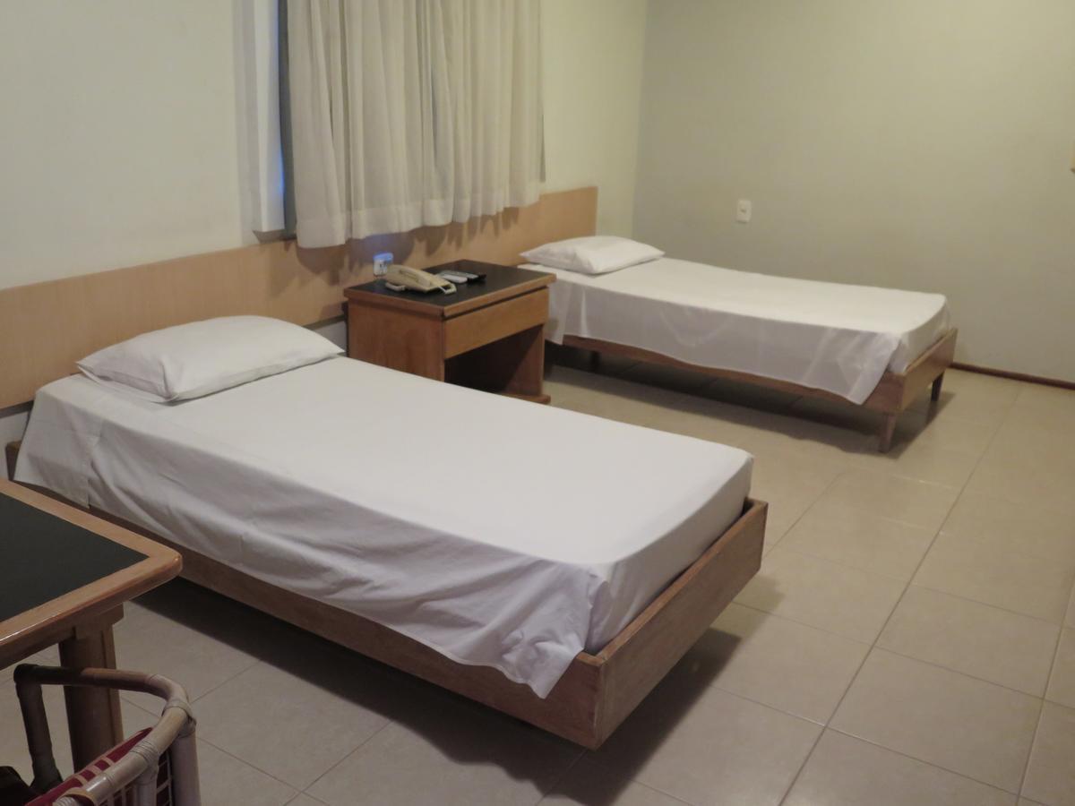 Quarto com 2 Camas de Solteiro