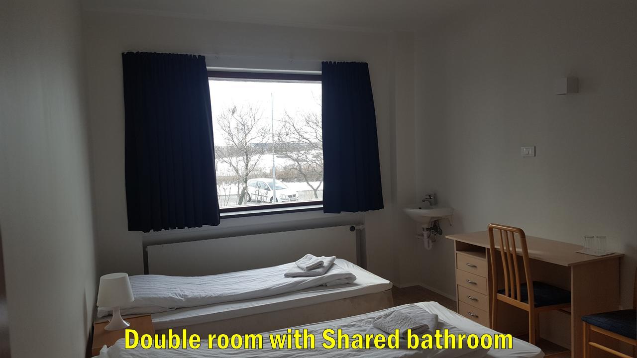 Chambre Lits Jumeaux avec Salle de Bains Commune