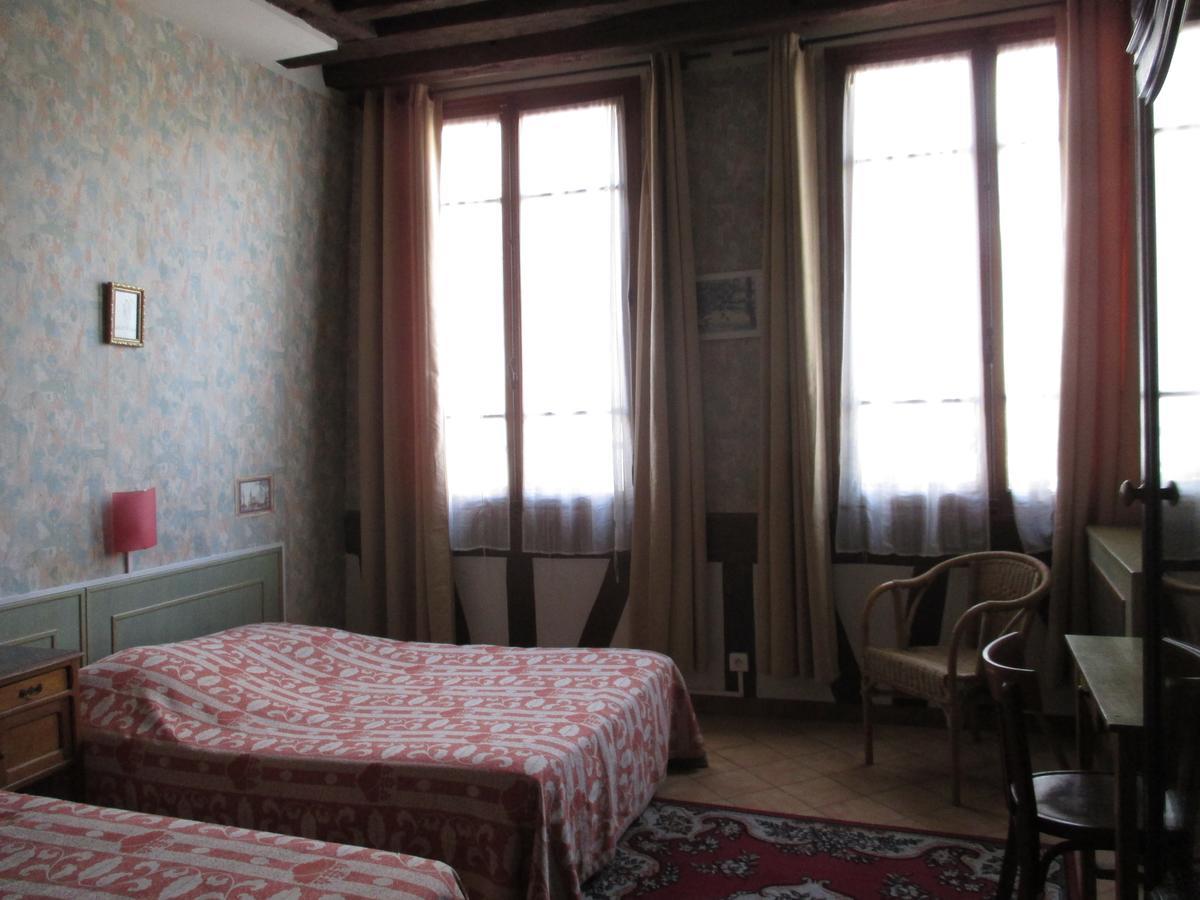 Chambre Triple (l'enregistrement n'est pas possible après 21h00)