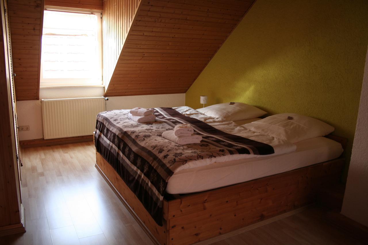 Dreibettzimmer mit Dusche