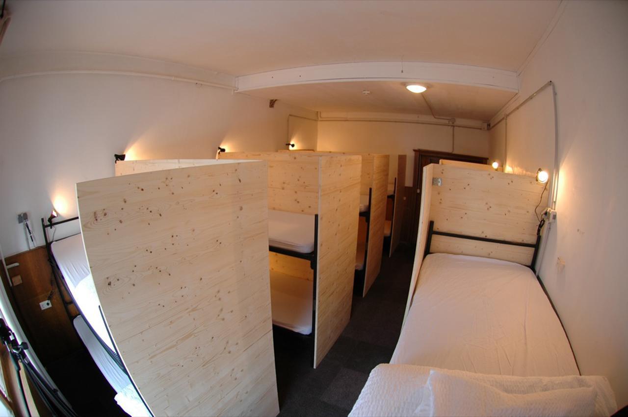 Bed in een Gemengde Slaapzaal met 12 Bedden