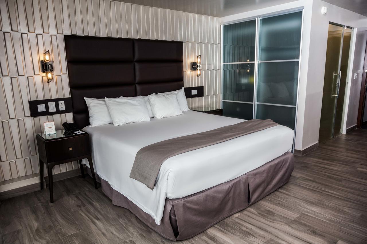 Habitación Doble Superior con cama grande y vistas a la bahía