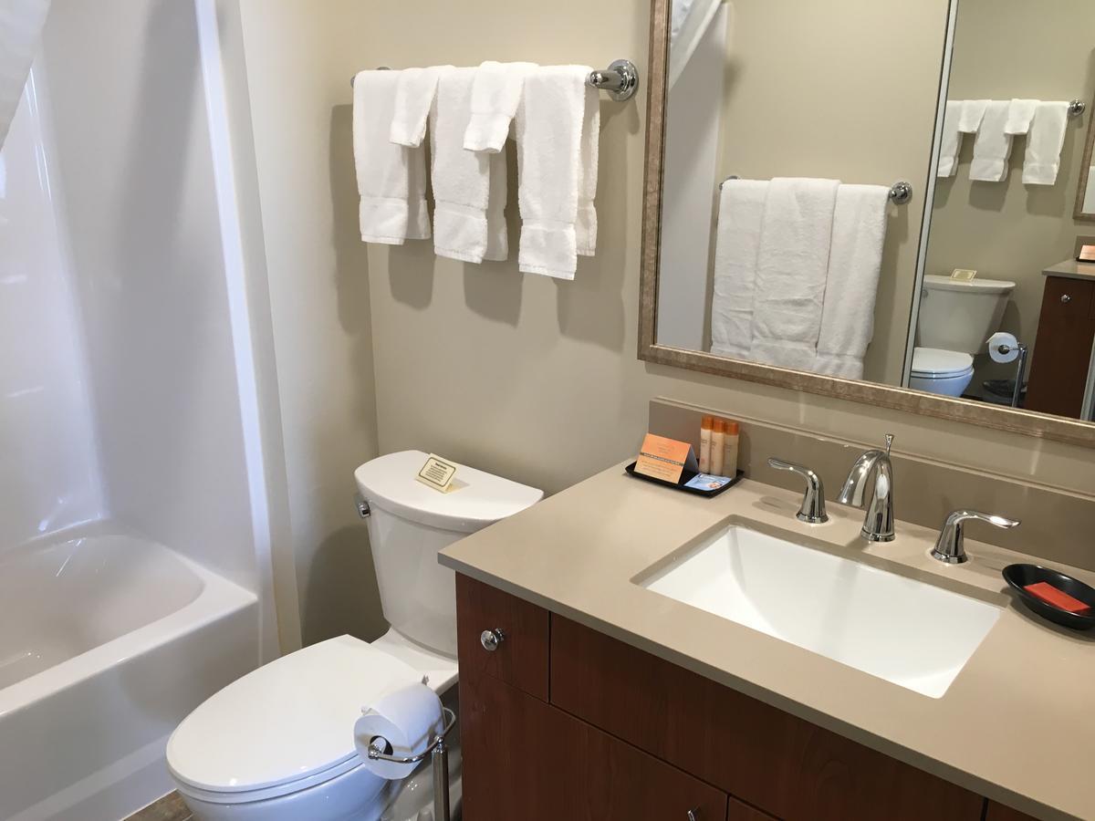 Deluxe Queen Suite