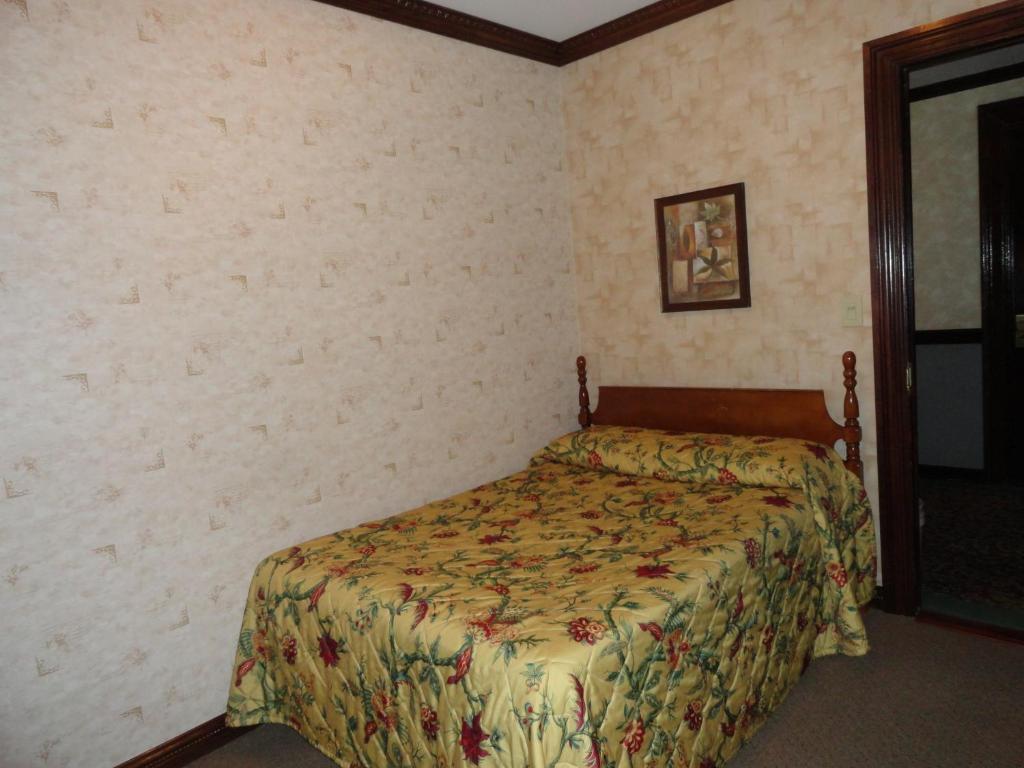 Quarto com Cama Queen-size e Banheiro Compartilhado