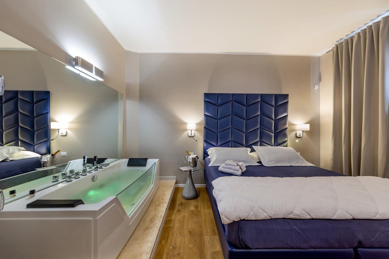 Exclusive Elegant Double Room Spa Bath,662394171:JPEG