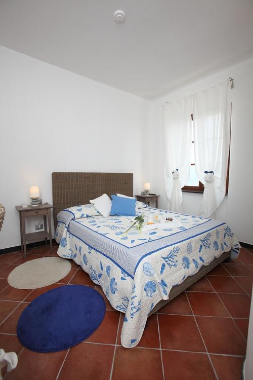 Zimmer mit Kingsize-Bett und Meerblick