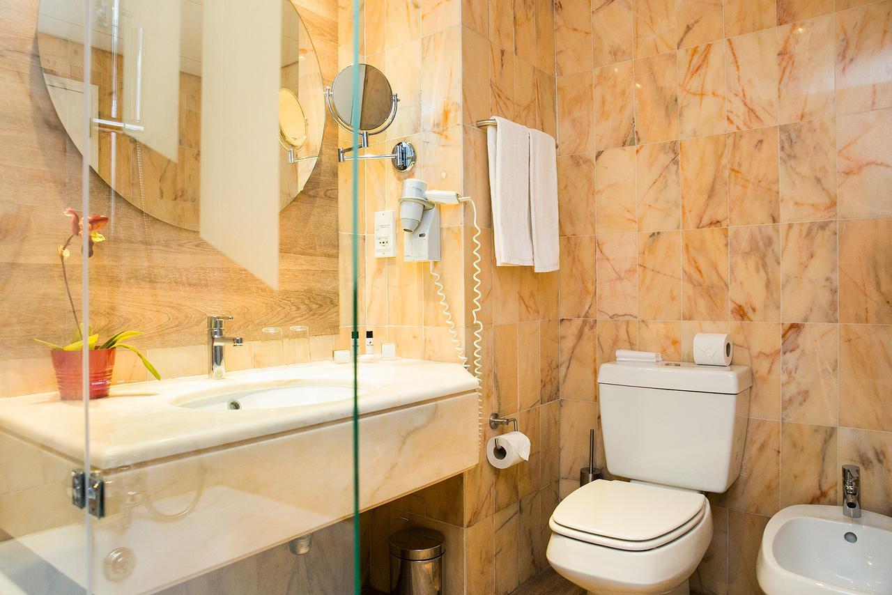 Quarto Duplo Superior com Cama Extra e Vista Mar
