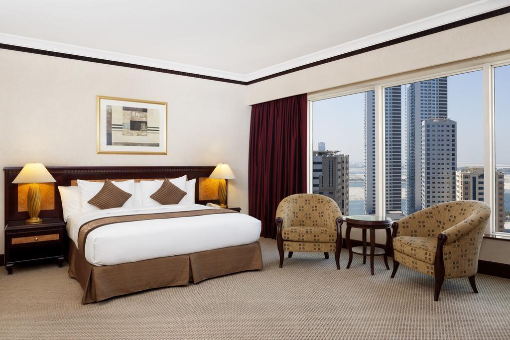 Superior Zimmer mit Kingsize-Bett und Stadtblick