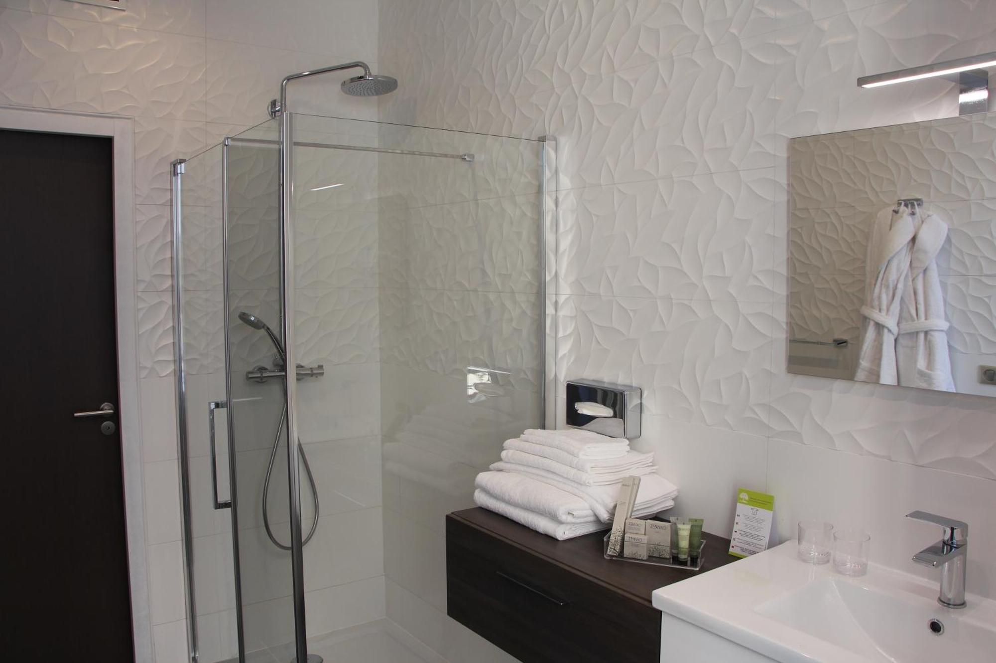 Standard Double Room,395869980:JPEG