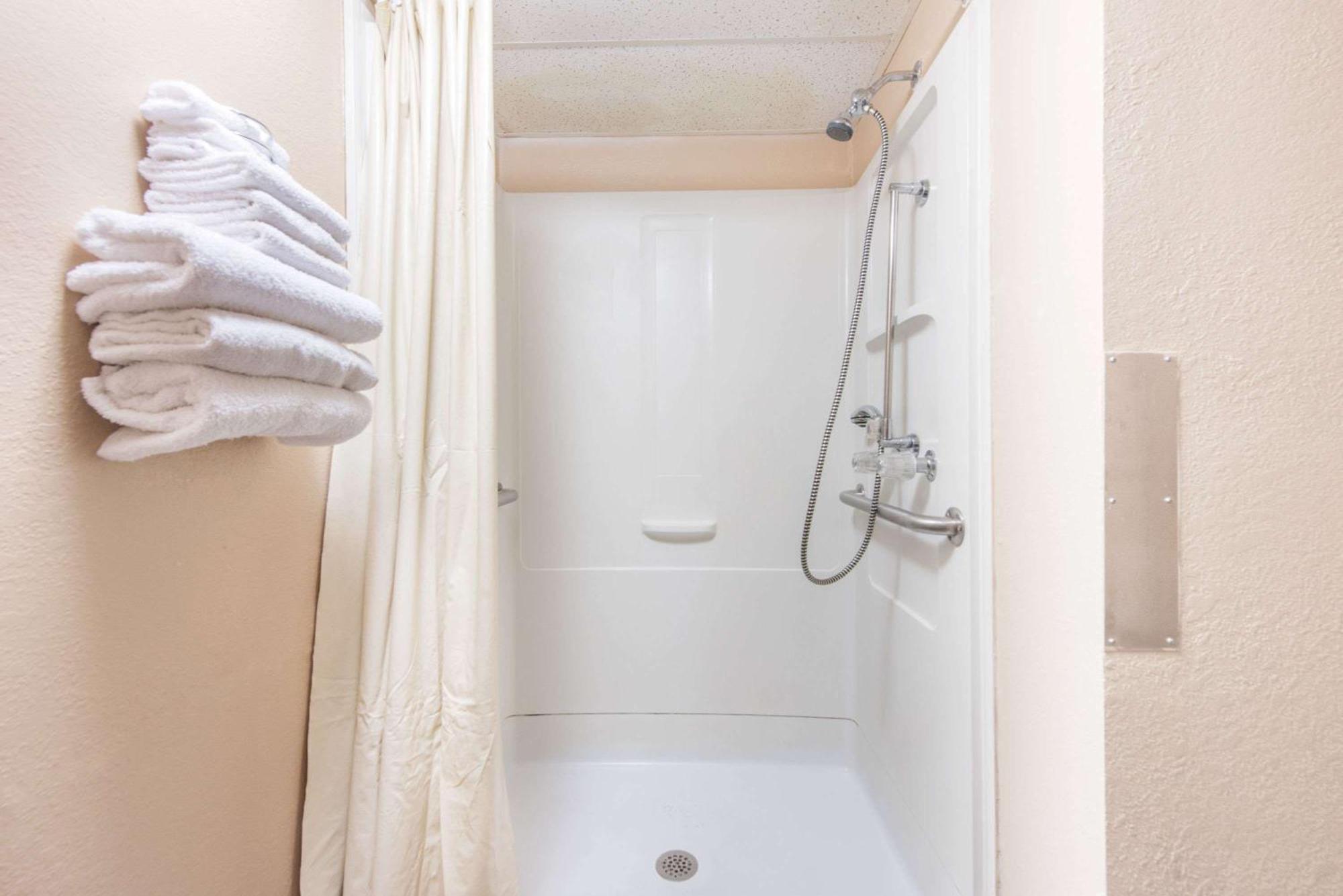 Queen Room - Disability Access/Non-Smoking