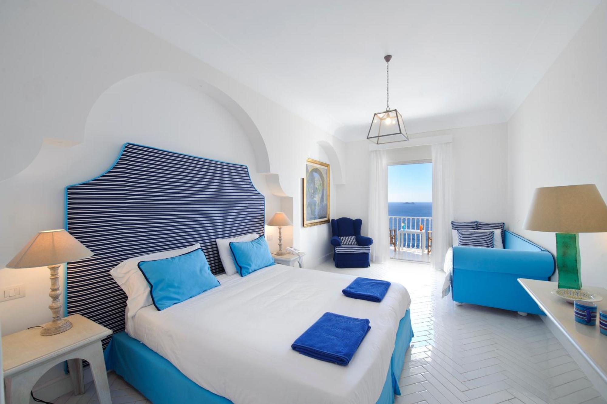 Camera Tripla in Stile Mediterraneo con Balcone e Vista Mare