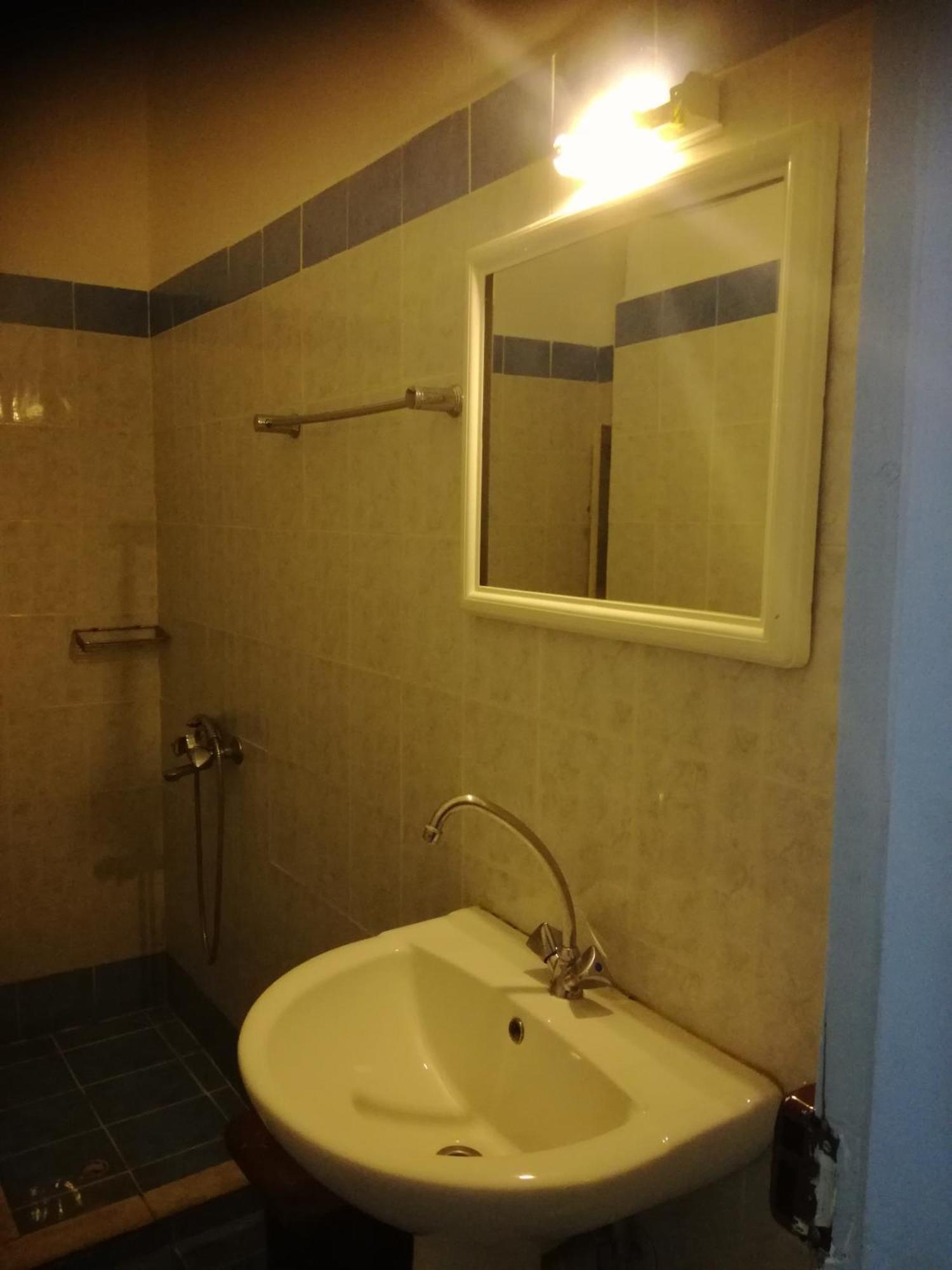 Quarto com 2 Camas de Solteiro e Banheiro Privativo Externo