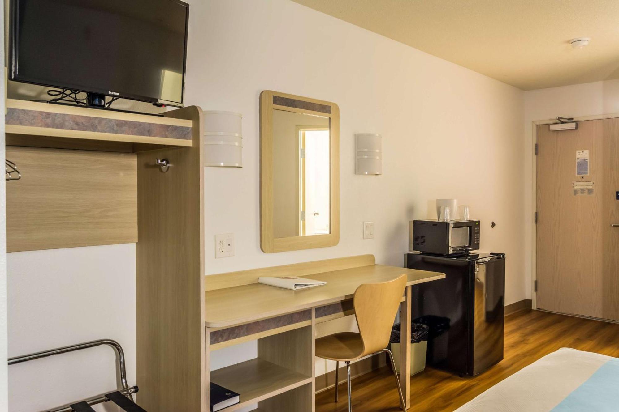 Deluxe Queen Room with Two Queen Beds - Non-Smoking
