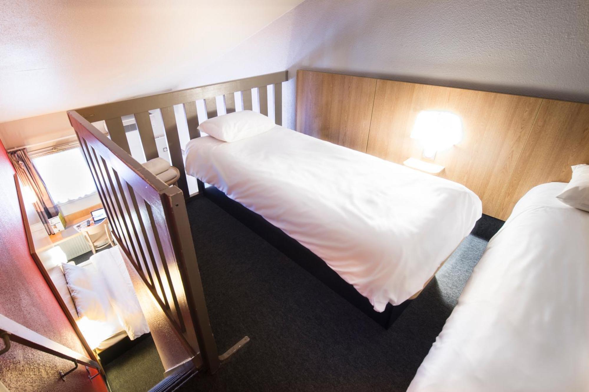 Chambre Quadruple avec 1 Lit Double et 2 Lits Simples