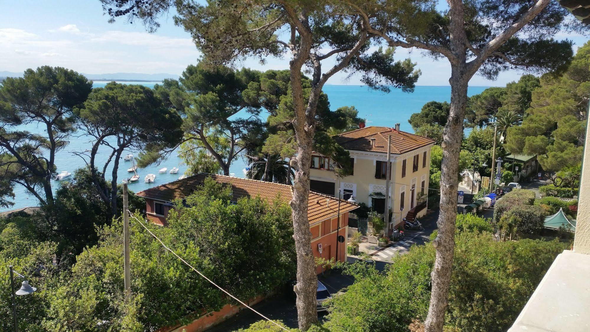 Junior Suite con Balcone e Vista Mare (4 Adulti)