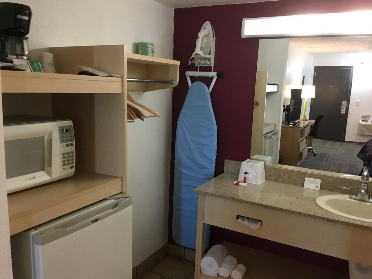Deluxe King Room - Non-Smoking