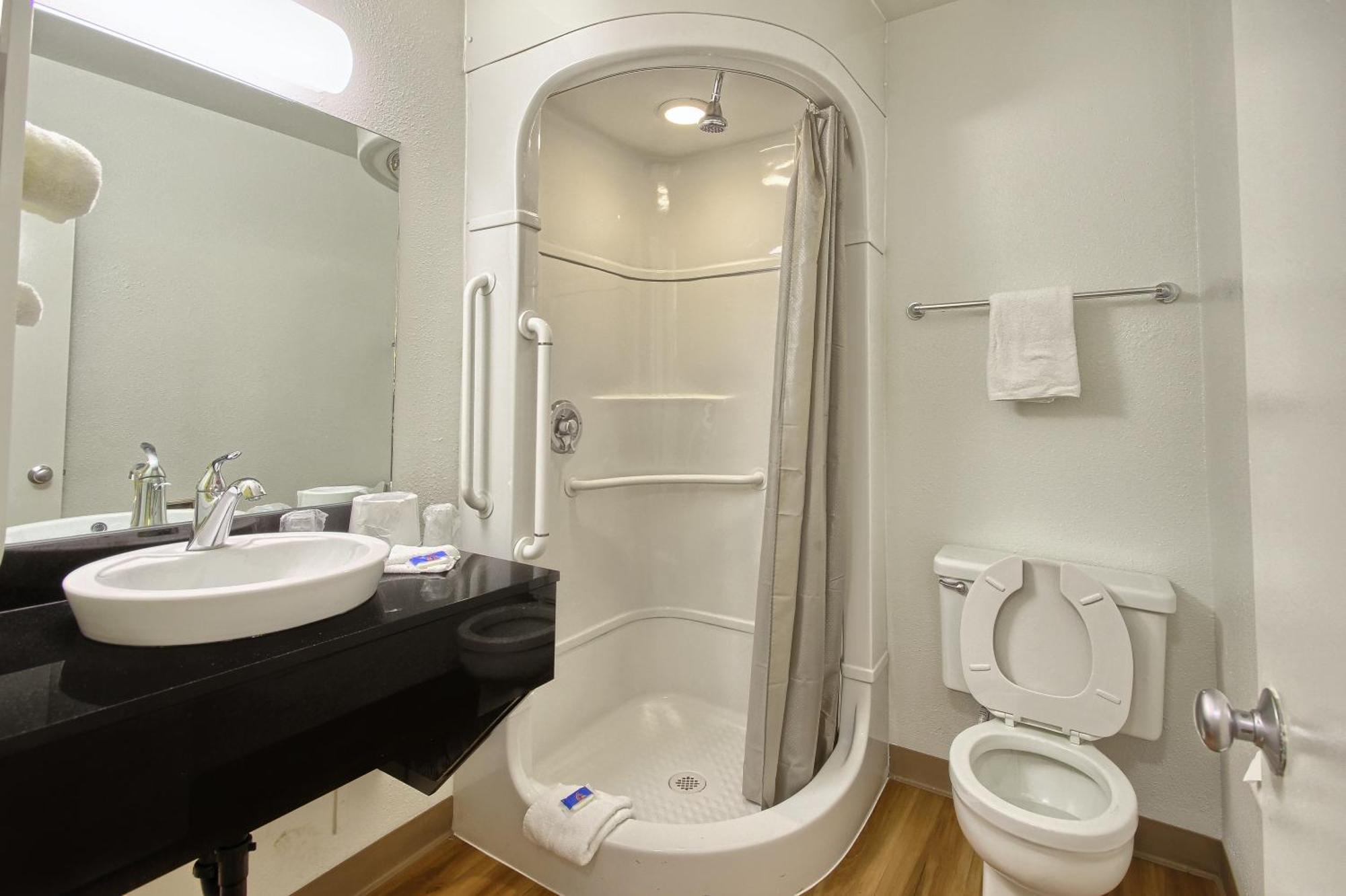Double Room - Disability Access - Roll In Shower