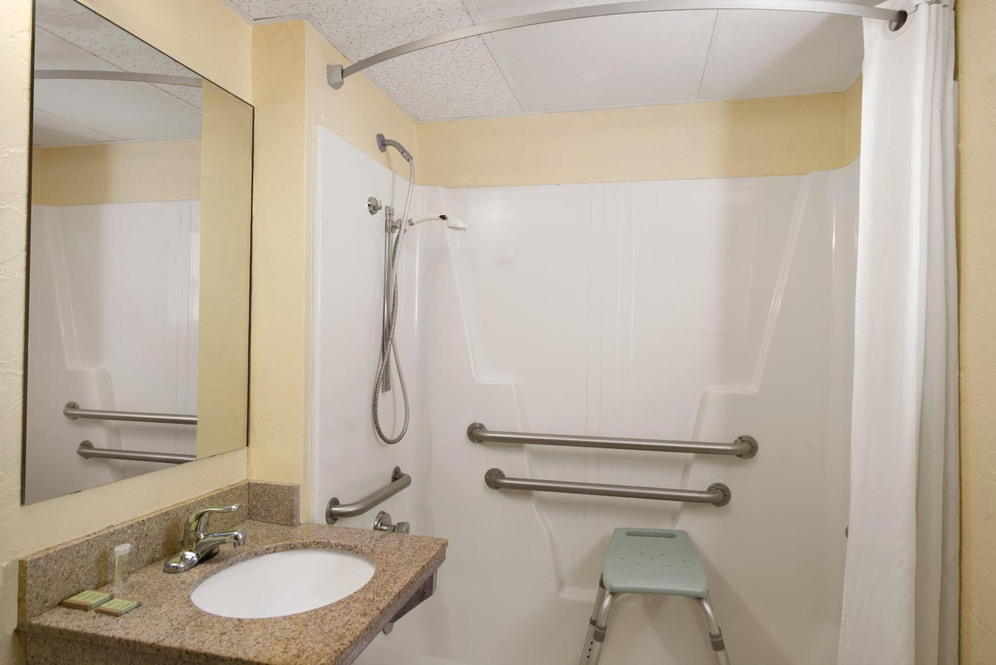 King Room Bath Tub Mobility or Hearing Accessible Non-Smoking,699499872:JPEG