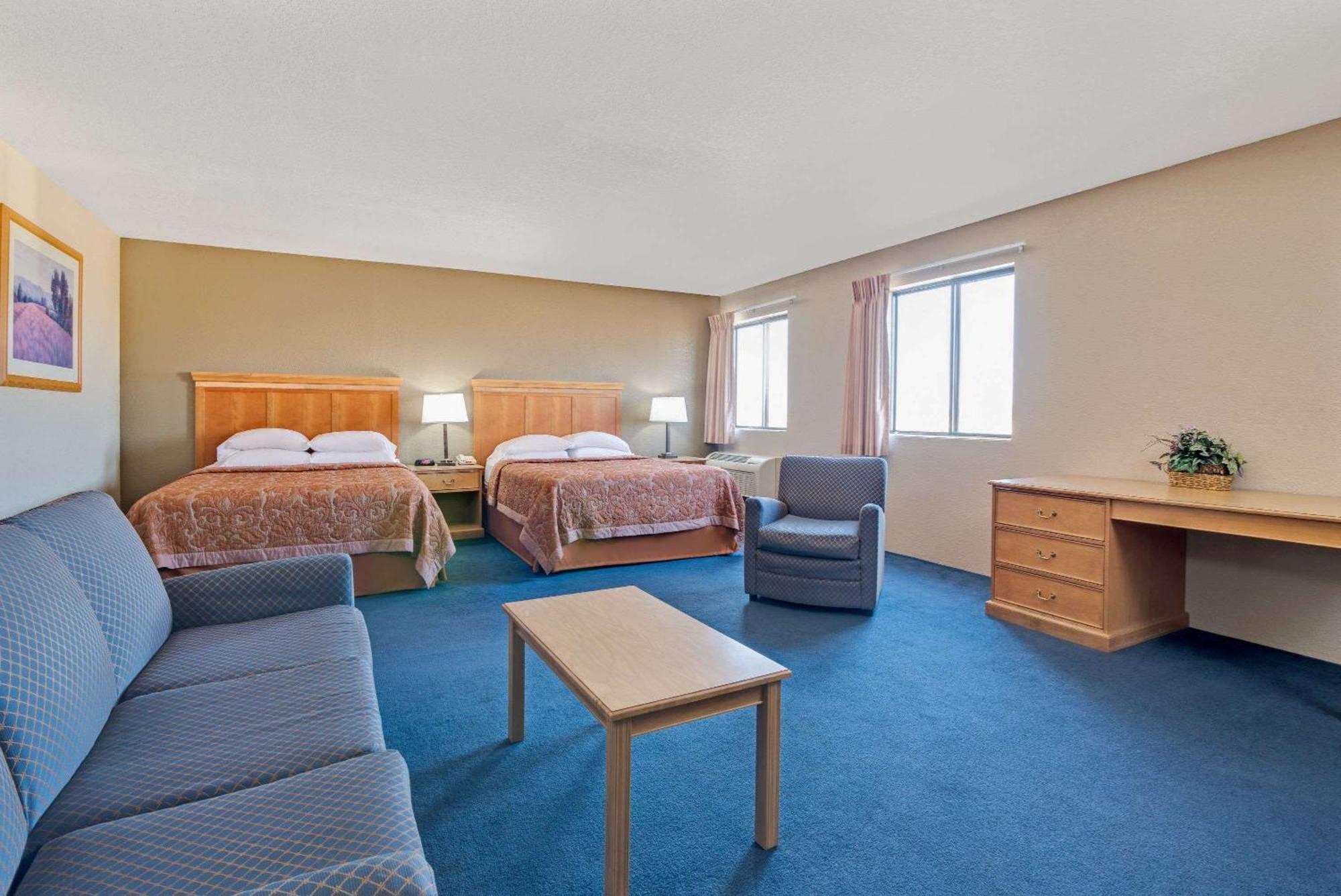Queen Family Room with Two Queen Beds - Non-Smoking