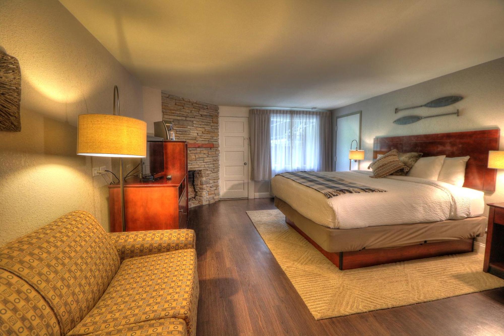 Deluxe King Bed With Fireplace and Balcony,701217172:JPEG
