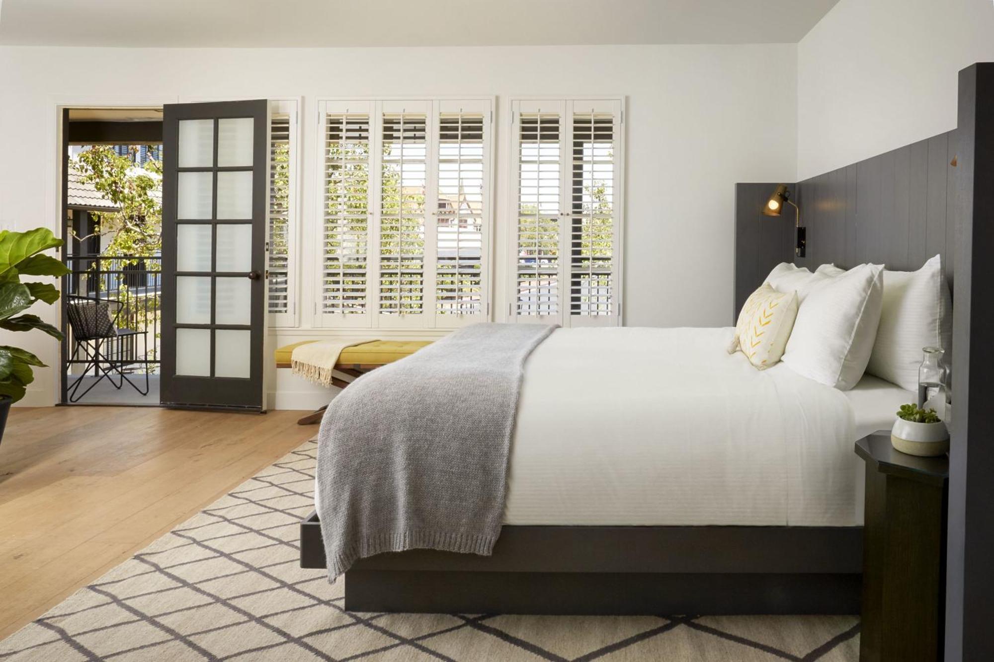 Deluxe Single Room with Balcony,701238883:JPEG