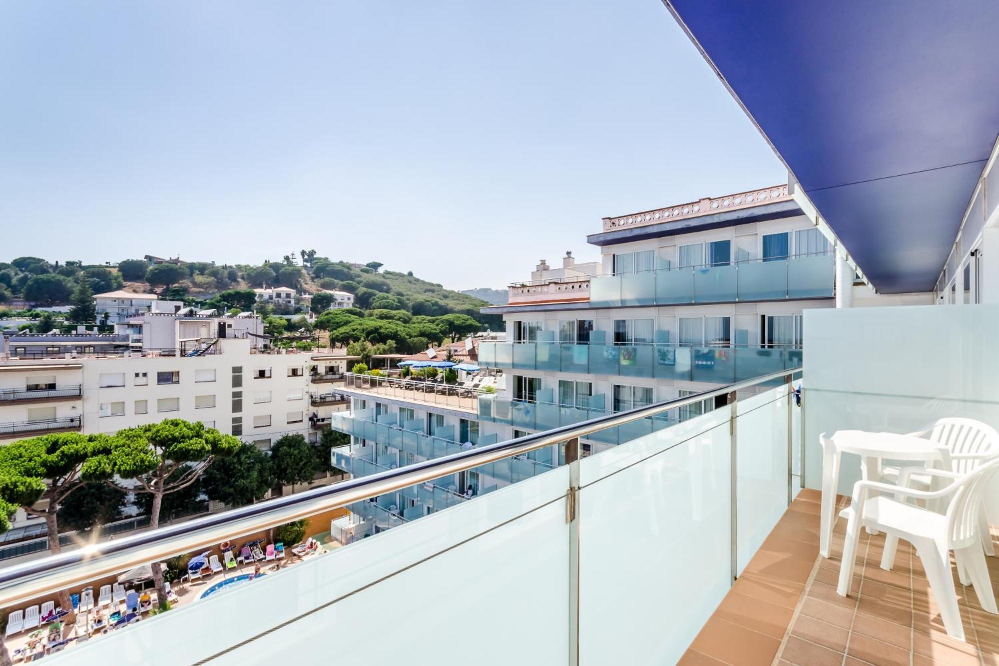 Habitación Triple con vistas a la piscina (3 adultos)