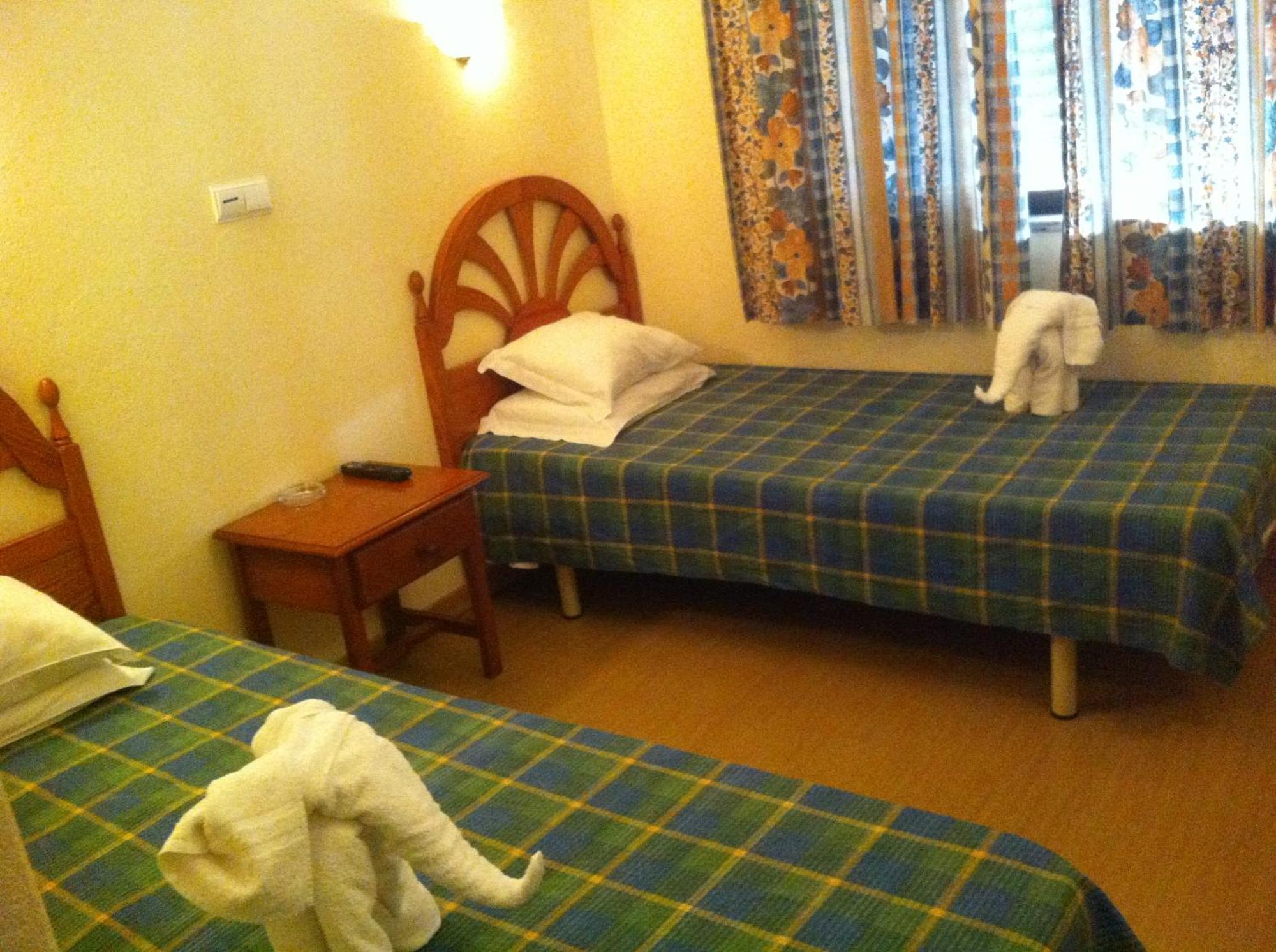 Quarto com Cama de Casal ou 2 de Solteiro