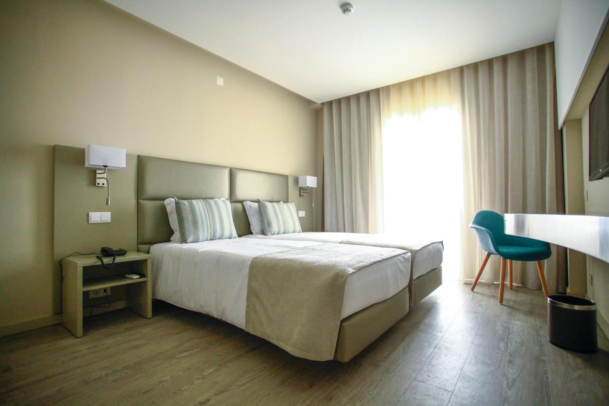 Quarto Twin com Vista Piscina