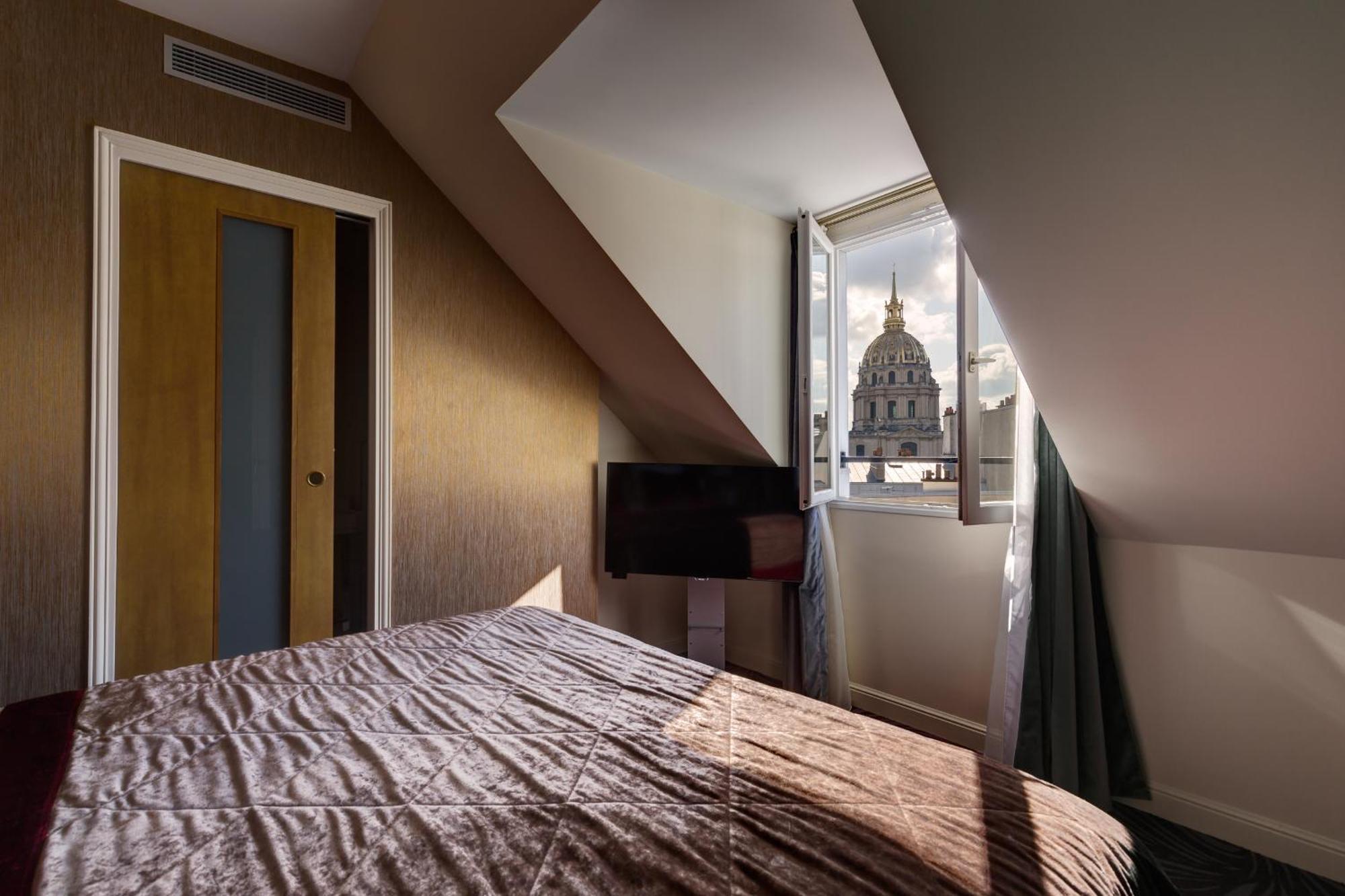 Quarto Romântico com Vista Invalides