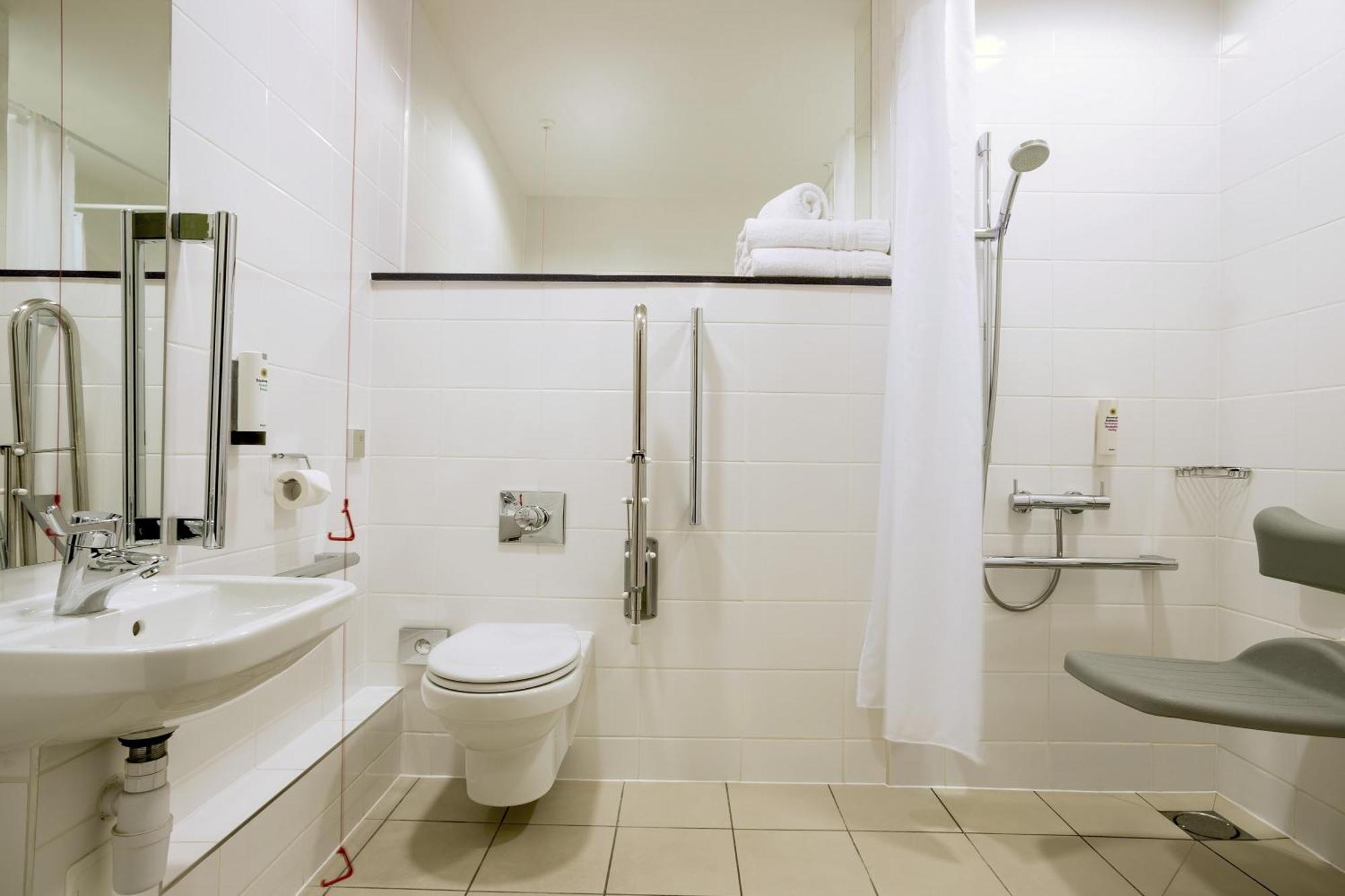 Habitación doble con ventana, adaptada para personas con discapacidad