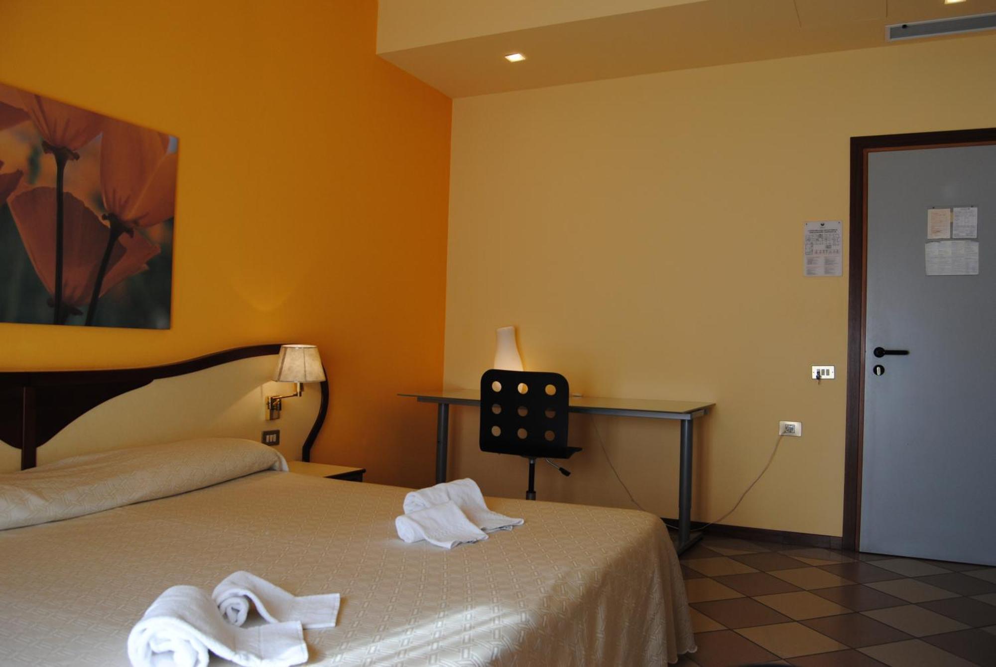Standard Double or Twin Room,708996808:JPEG