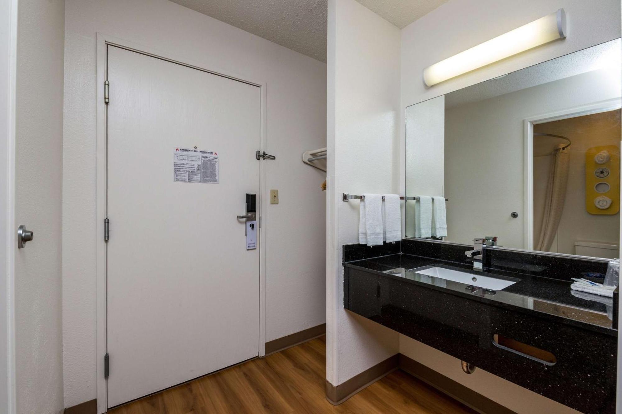 Queen Room - Disability Access - Roll in Shower